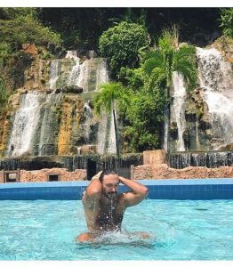 Thiago Freire em Sunway Lagoon, Malaysia / Looks para viagens 