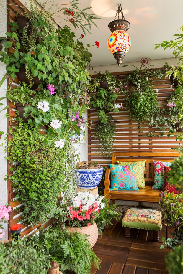 30 ideias de decoração para varandas pequenas ou sacadas / Blog Bugre Moda / Trabalho da paisagista Ivani Kubo - @ivanikubo / Foto: Alan Teixeira - @alanteixxeira / Reprodução