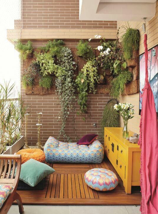 30 ideias de decoração para varandas pequenas ou sacadas / Blog Bugre Moda / Imagem: Pinterest / Reprodução