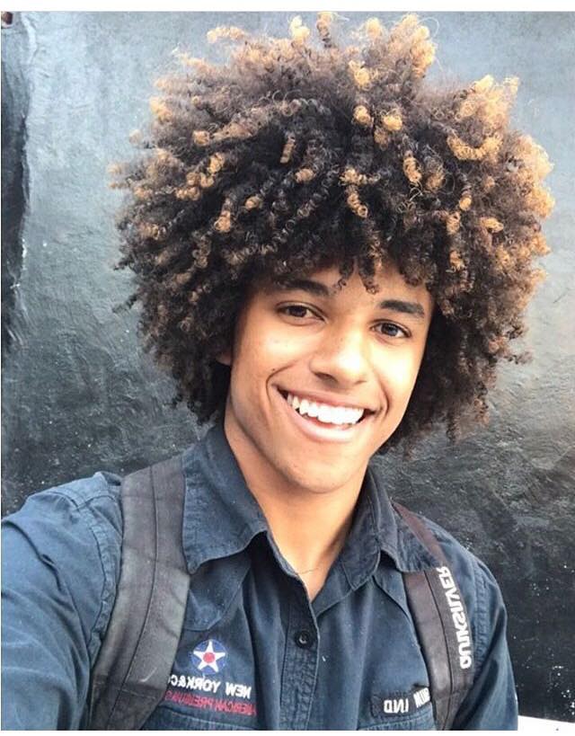 15 Homens com cabelos crespos ou cacheados e com muito volume! Blog Bugre Moda / Imagem: Reprodução 