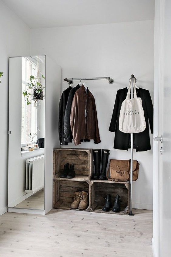 Que tal usar araras no lugar do armário? 40 ideias! Decoração masculina! Blog Bugre Moda / Imagem: Reprodução 