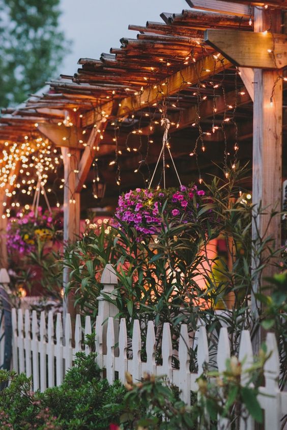 Varal de lâmpadas! 20 ideias para o seu quintal! Blog Bugre Moda / Imagem: Reprodução