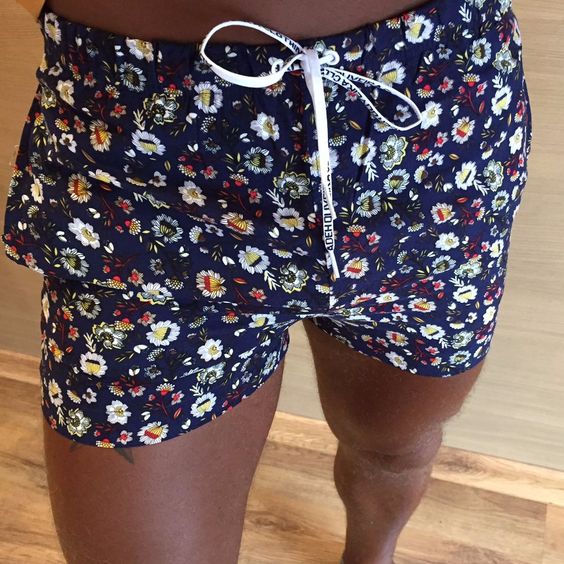 30 ideias de shorts tropicais/criativos - Blog Bugre Moda / Imagem: Reprodução 