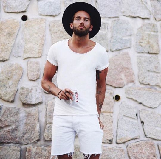 10 looks masculinos para o Réveillon 2018. Praia ou ambientes descontraídos. Blog Bugre Moda / Imagem: Reprodução 