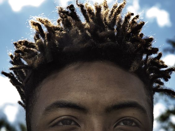 Cabelos crespos curtos com Dreadlock / Moda Masculina/Tomboy / Imagem: Reprodução 