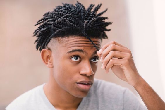 Cabelos crespos curtos com Dreadlock / Moda Masculina/Tomboy / Imagem: Reprodução 