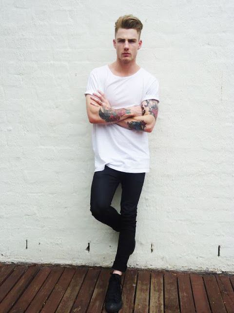 Camiseta branco + calça jeans! Invista no simples! Moda Masculina! Imagem: Reprodução 