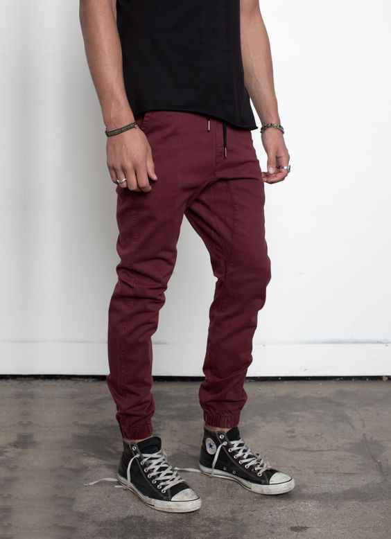 Calça vinho, como usar? 20 exemplos! Moda Masculina e Tomboy! Blog Bugre Moda / Imagem: Reprodução 