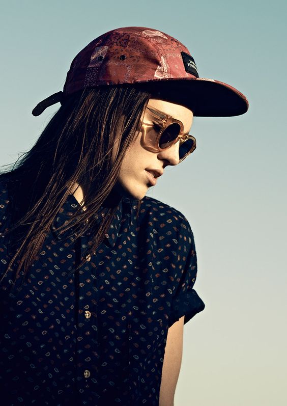 Estilo Tomboy! Como usar camisas estampadas? Aprenda! Imagem: Reprodução 