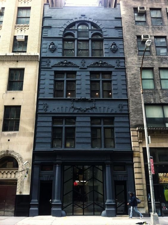 Lojas com fachadas pretas: 20 exemplos! Decoração / Blog Bugre Moda / Imagem: Reprodução 