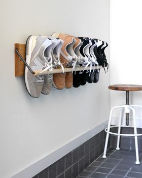35 maneiras de organizar sapatos na entrada de casa! Imagem: Pinterest / Reprodução 