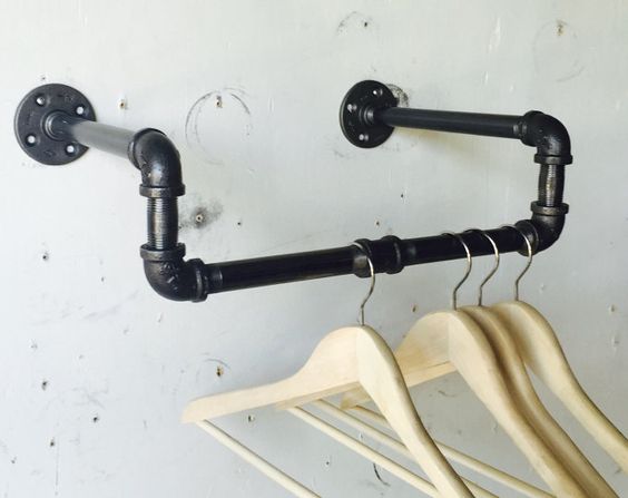 Decoração industrial: que tal usar tubos de metal no lugar do armário? Imagem: Reprodução 