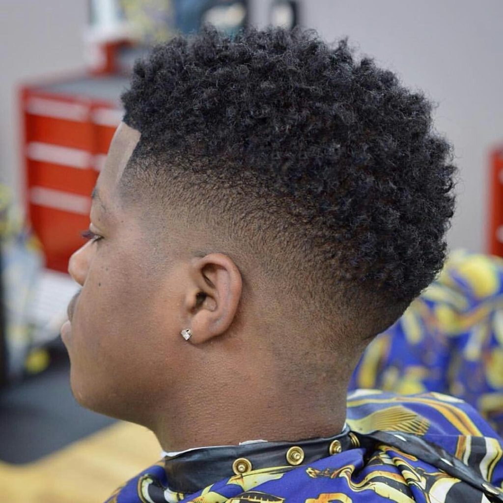 Corte em V masculino: 22 ideias de cabelos fade com e sem riscos